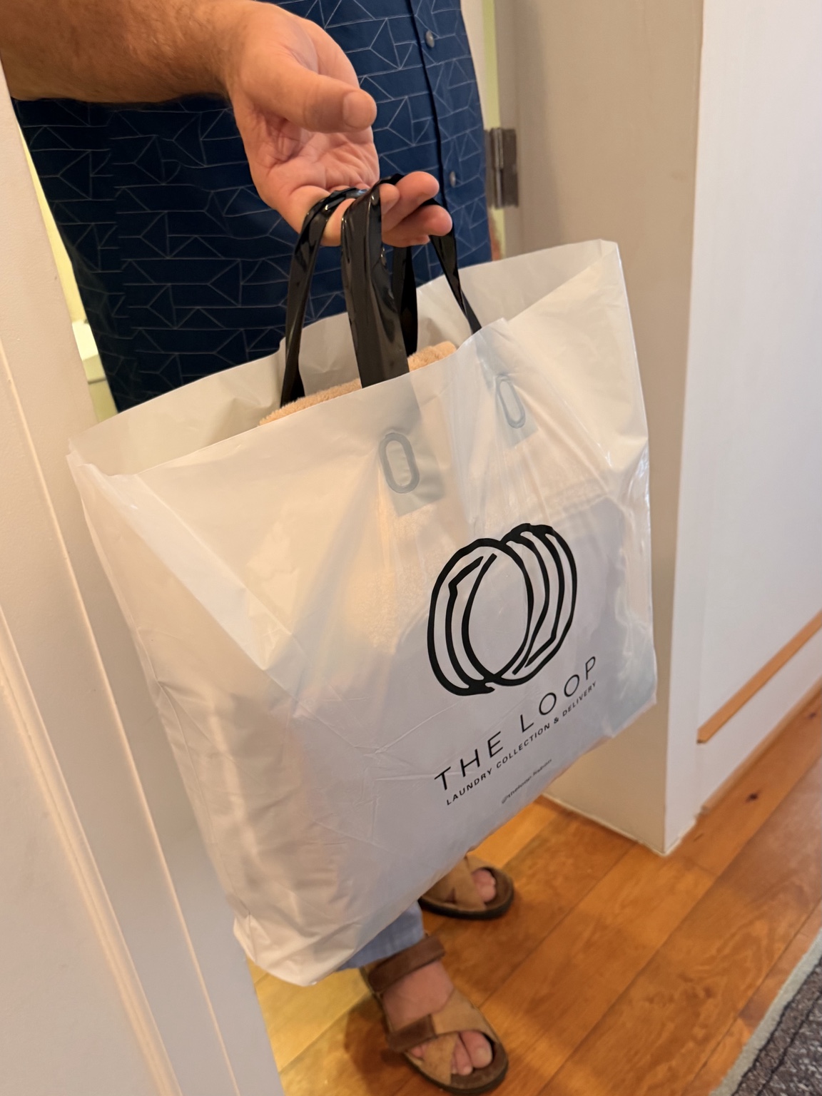 THE LOOP laundry bag delivered to a customer at the door