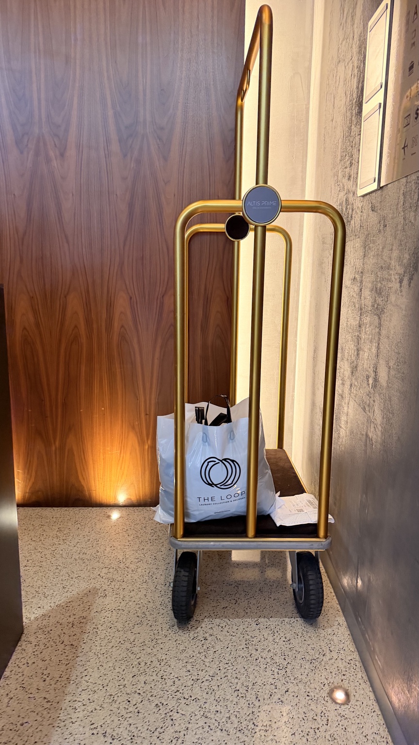 THE LOOP laundry bag on a hotel luggage trolley